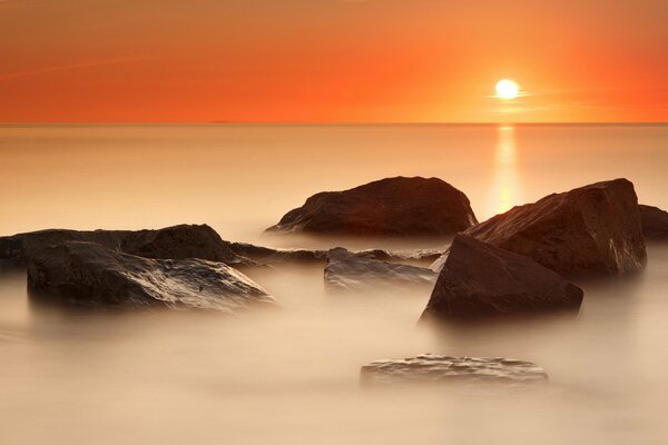 Ruhe am Meer, orangefarbener Himmel