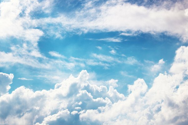 Blauer Himmel. Blick aus dem Flugzeugfenster