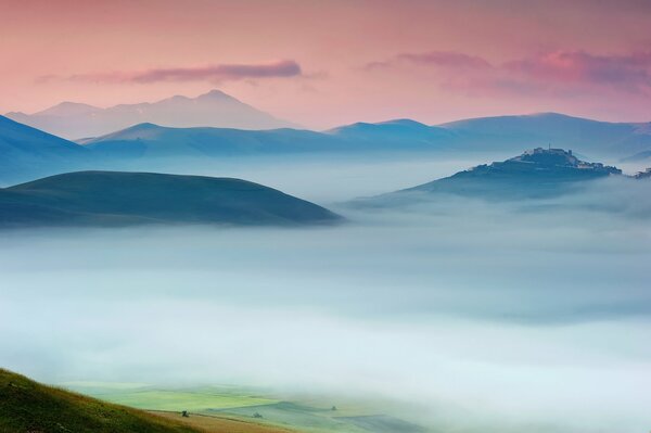 La niebla que cubre todo el valle como la leche