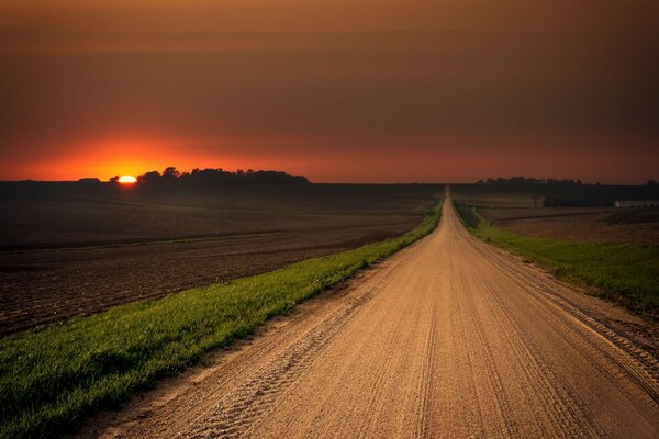 La route qui va au loin et le soleil rouge