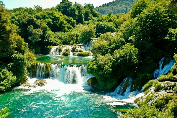 Cascada en un parque nacional en Croacia