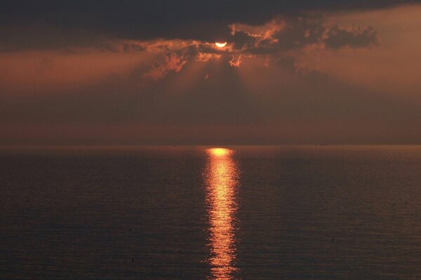 Coucher de soleil sur la mer. Passerelle solaire