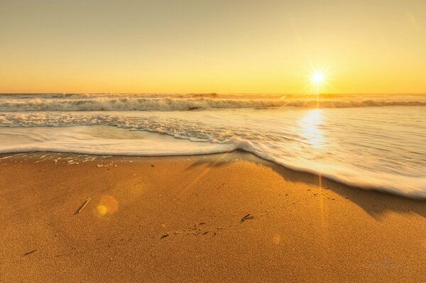 Verlassener Strand bei Sonnenuntergang