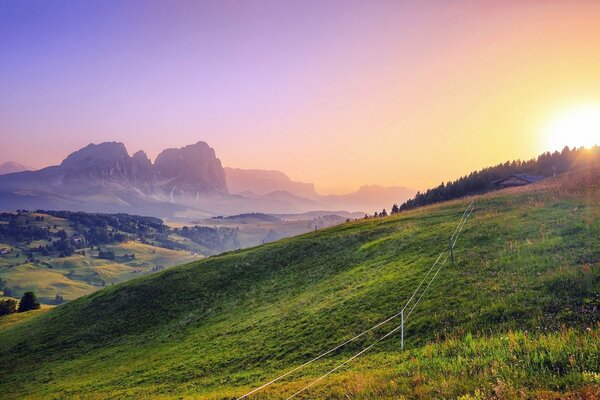 Märchenhafte Sonnenuntergangslandschaft hinter dem Berg