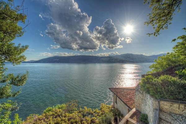 Die Reflexion der Wolken im blauen See