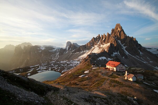 Alba su una montagna in Italia