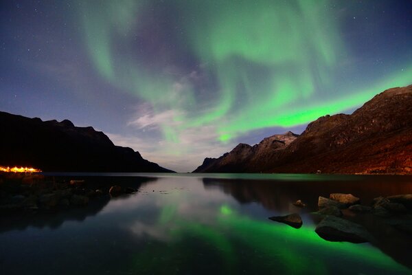 Aurora boreale riflessa nel lago