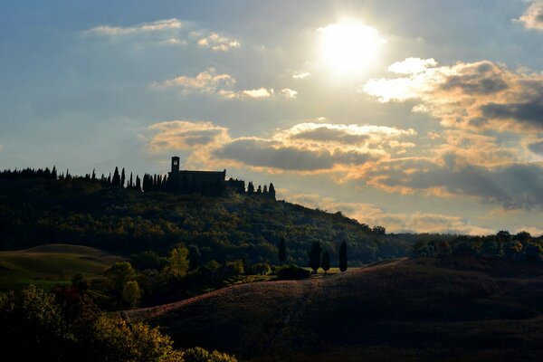 Hermosa vista en Italia campos árboles casa sol