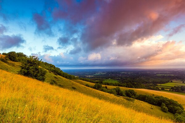 Himmel in den Wolken auf dem Hintergrund der britischen Hügel