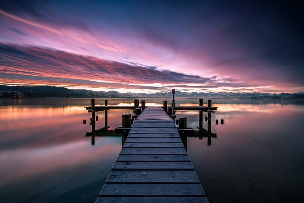 Amanecer por la mañana sobre el puente de madera