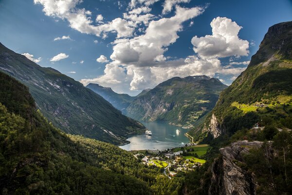 Statek wycieczkowy w górskim jeziorze Norwegii