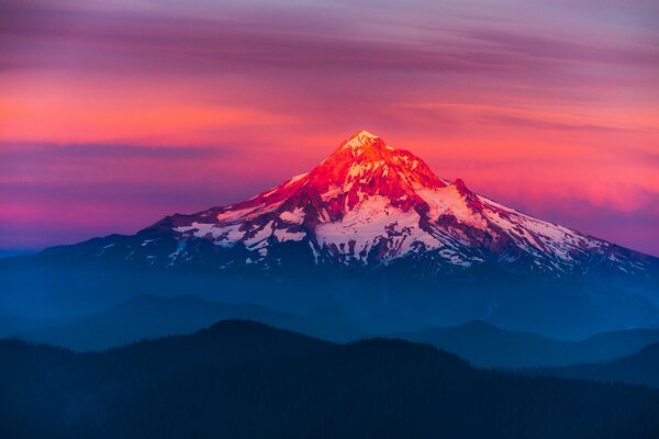 Naturaleza paisaje de la montaña en el fondo de la puesta de sol