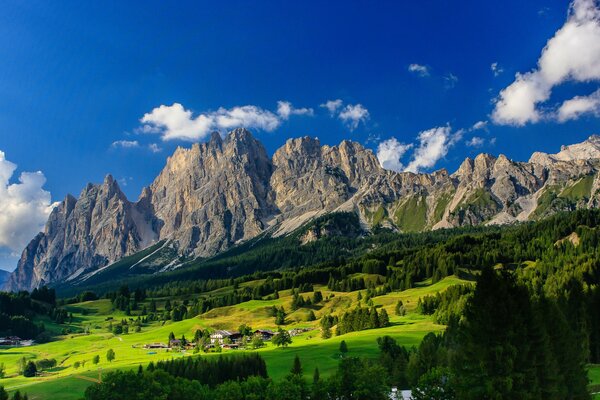 Villaggi verdi nelle montagne di Bovaria