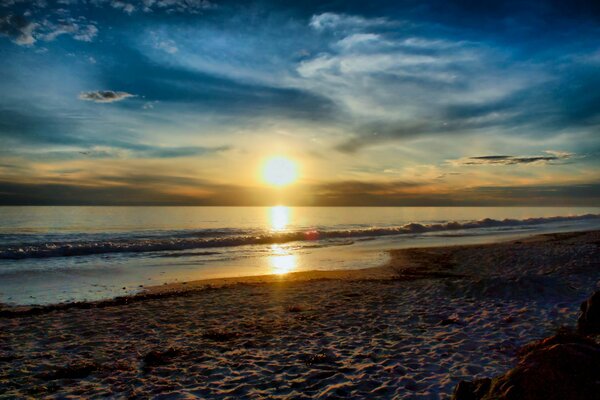 Tramonto soleggiato sulla spiaggia