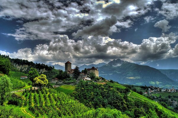 Nuages sombres surplombant le château sur fond de montagnes