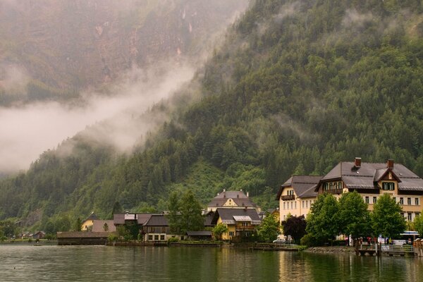 La beauté envoûtante du Hallstatt brumeux en Autriche