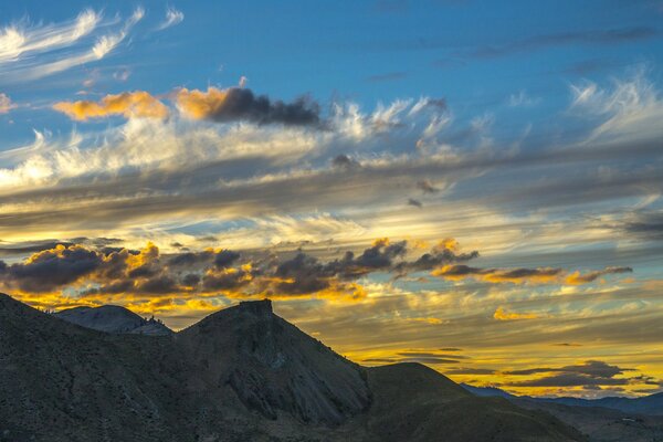 Amanecer en las montañas. Nubes en el cielo