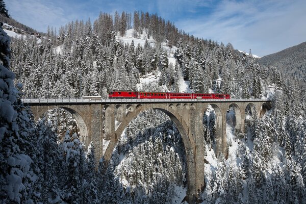 Wiesenviadukt, Schweiz. Roter Zug