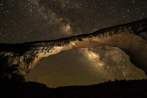 Milchstraße in der Galaxie, stellar noch, Felsen in der Nacht