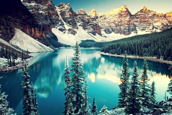 Paisaje de invierno de montaña con lago azul