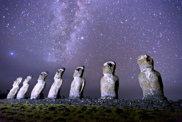 Isola di Pasqua con antiche statue Moai e Via Lattea