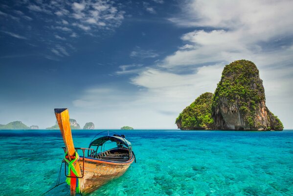 Îles rocheuses extraordinaires en Thaïlande