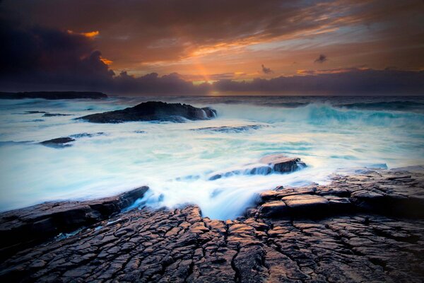 Costa oeste de Irlanda en un clima tormentoso en otoño bajo el sol Poniente