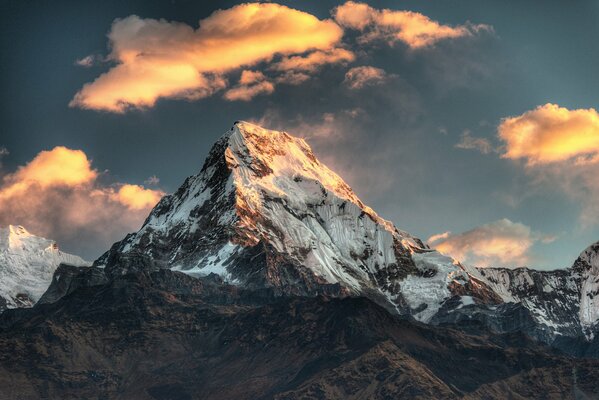 Le sommet de la montagne sur laquelle la neige