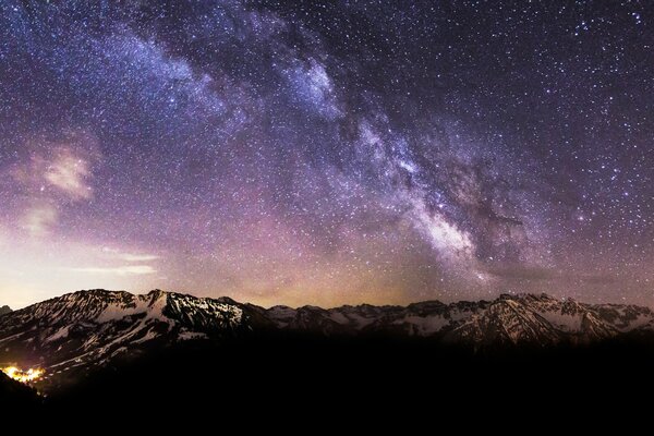 Cielo notturno in Germania. Montagne nella neve