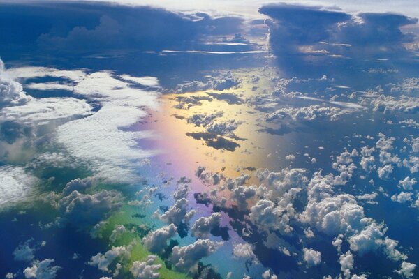 Volando sobre el arco iris en las nubes