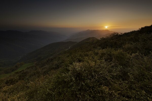 Schöner Sonnenuntergang vor dem Hintergrund der Berge