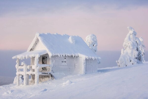 Hiver en Finlande une maison qui s est noyée