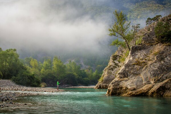 Francia. Río al pie de las montañas de Provenza