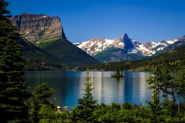 Lac Sainte-Marie dans les montagnes rocheuses