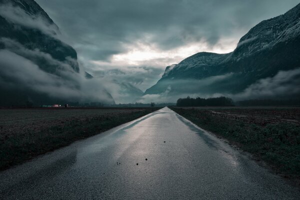 Strada di montagna che si collega alle nuvole