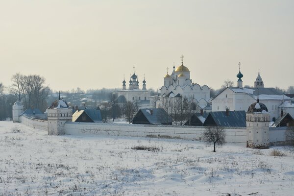 Winter morning in the Suzdal Monastery