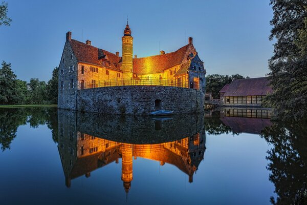 Castillo en el agua por la noche