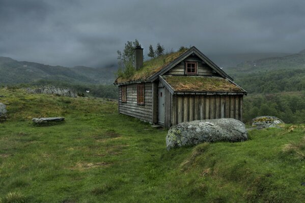 Casa abbandonata in un paesaggio verde