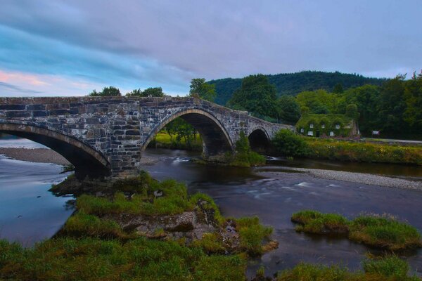 Puente mágico en Inglaterra sobre el río Conwy