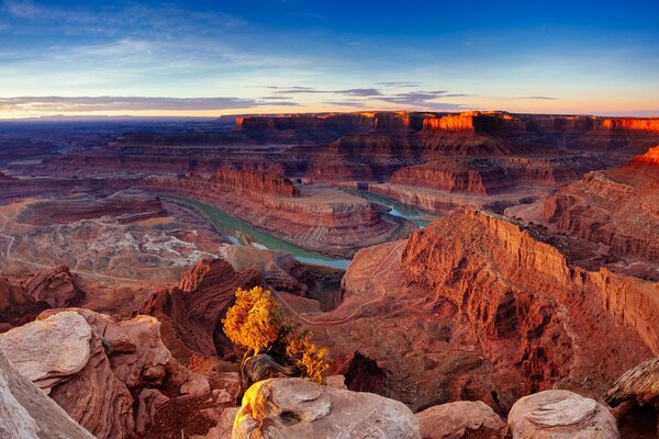 Rocas de terracota y cielo azul