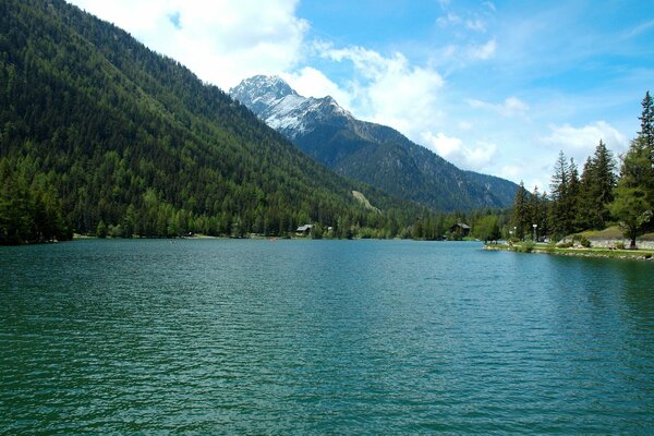 La natura è bellissima. Montagne e fiume 