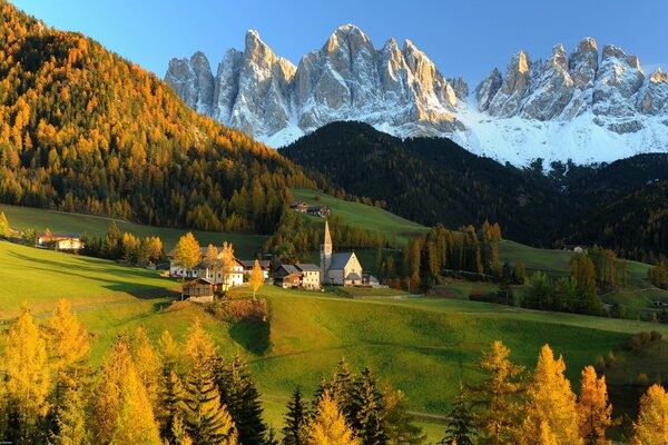 Bellissimo paesaggio della casa sullo sfondo delle montagne