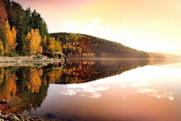 Paysage de soirée d automne avec des montagnes, coucher de soleil, rive du lac et feuilles jaunes