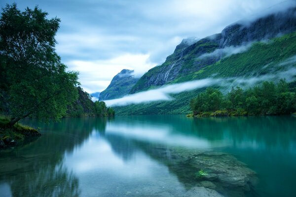 Un lago nella Norvegia occidentale. Montagne scandinave