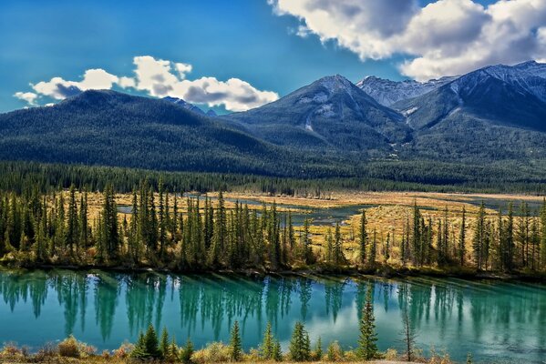 Blick auf den Fluss und das Tal in Kanada