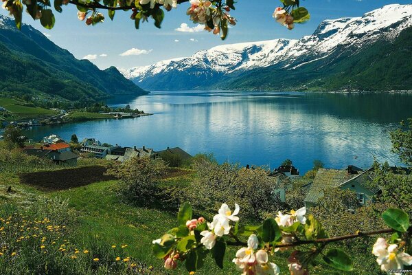 C est le printemps. Maison au bord d un lac de montagne