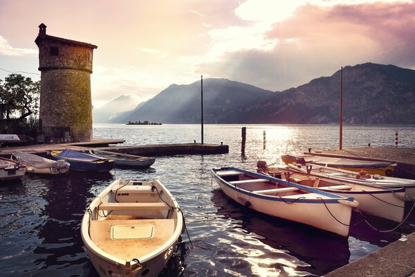 Temprano en la mañana en Italia en la orilla del muelle. 