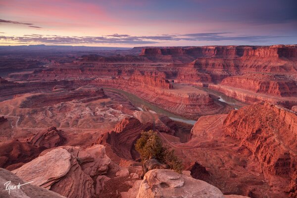 Cañón en los Estados Unidos durante la puesta del sol