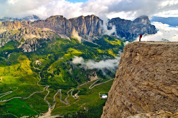 Homme solitaire au sommet d une montagne. Italie, Tyrol Du Sud