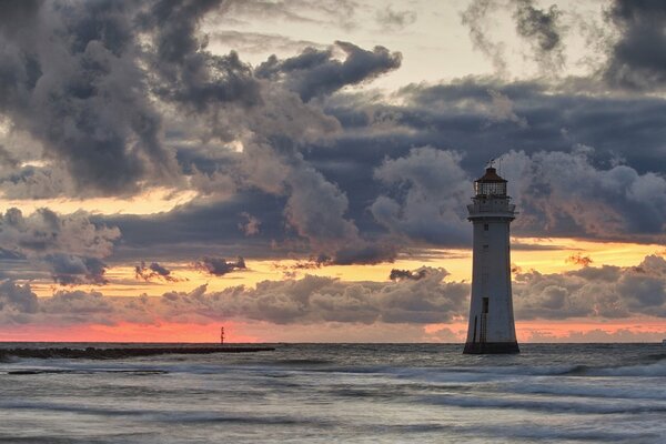 Magnifique monyak dans la mer avec des nuages doux